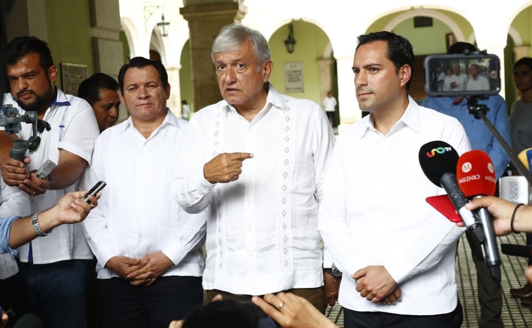 Andrés Manuel López Obrador y el gobernador de Yucatán, Mauricio Vila. Foto: Yadin Xolalpa/EL UNIVERSAL