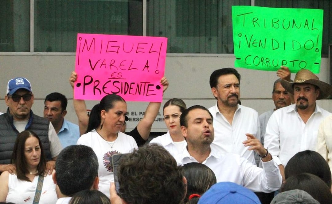 Realizan manifestación afuera del TRIJEZ por anulación municipal de Zacatecas. Foto: Esther Consuegra - EL UNIVERSAL