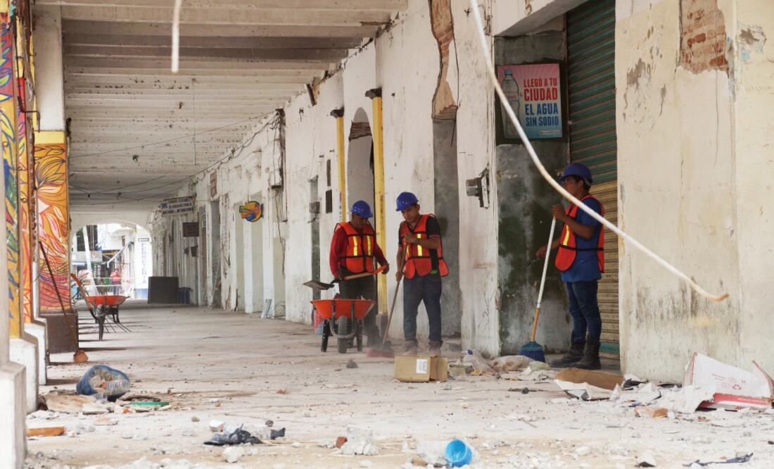 Cada uno de los 5 mil 400 comerciantes afectados por los sismos de la semana pasada recibirá un apoyo de 10 mil pesos, de acuerdo con el director de BanOaxaca. (EDWIN HERNÁNDEZ. EL UNIVERSAL)