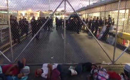 Cientos de migrantes cierran puente internacional de Matamoros, Tamaulipas