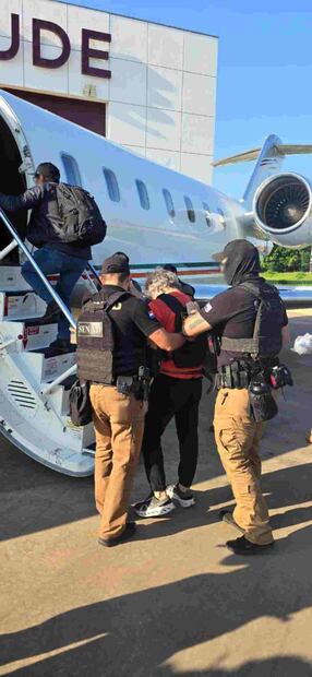 Realizan traslado desde Paraguay a México de Hernán Bermúdez, presunto líder de "La Barredora". Foto: SSPC