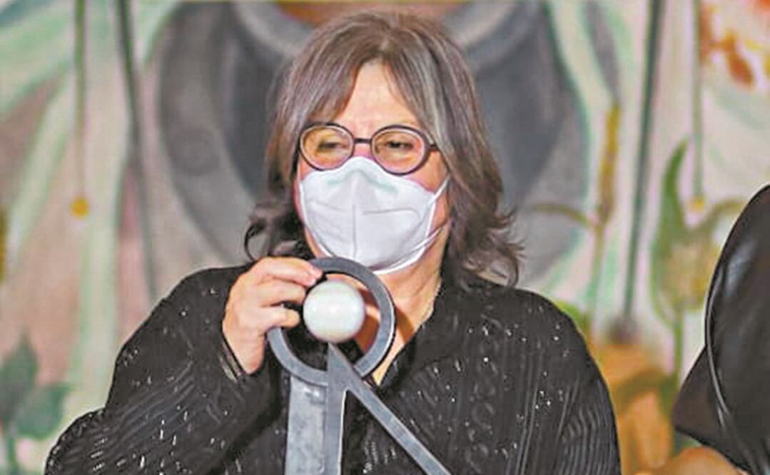 La escritora, al recibir el Premio, en una ceremonia en Bellas Artes. FOTO: CORTESÍA: SECRETARÍA DE CULTURA