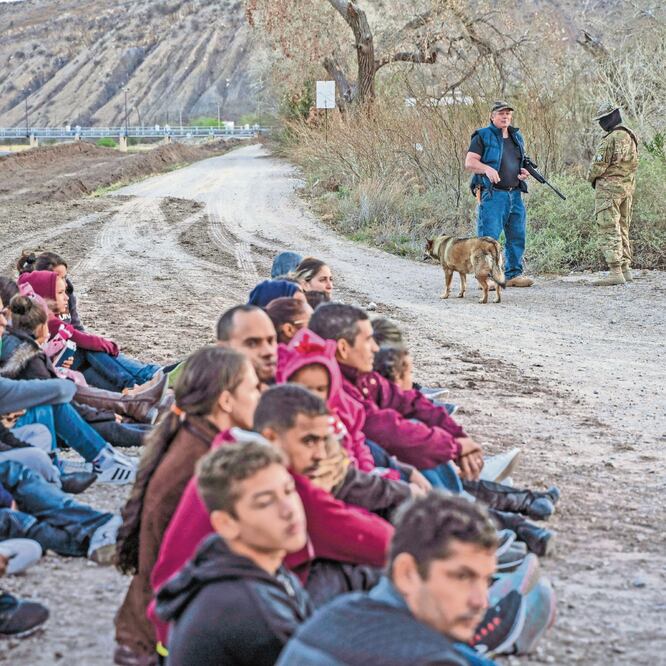 Jeff Allen, quien vigila armado la zona de Sunland Park, Nuevo México, espera a entregar a migrantes brasileños a la Patrulla Fronteriza. FOTOS: PAUL RATJE. AFP