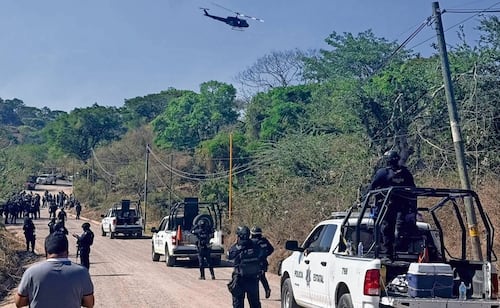 Pobladores de Quechultenango, Guerrero, retienen a 19 militares y policías por más de 5 horas; el lugar es bastión de "Los Ardillos"