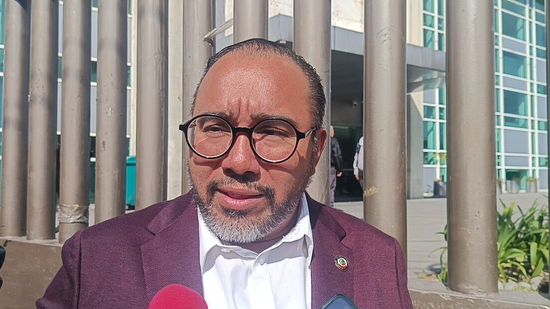 Luis Enrique Sánchez, abogado defensor de los custodios, calificó la resolución como un “precedente irregular” y anunció que promoverán juicios de amparo ante instancias federales al considerar que se vulneraron los derechos humanos de los detenidos. (Foto: Gisela González Granados/ EL UNIVERSAL)