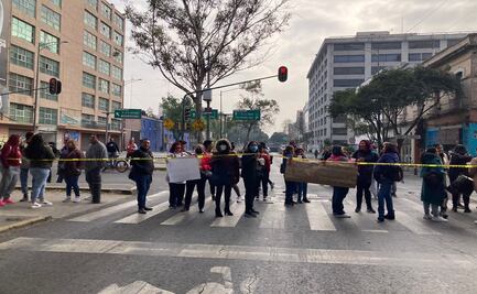 Maestros del SNTE bloquean avenida Fray Servando para exigir atención a demandas laborales
