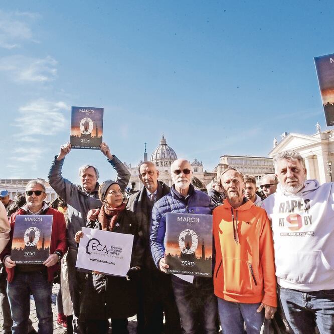 Activistas de la organización Ending Clergy Abuse (ECA) protestan en la Plaza de San Pedro al final de la oración Ángelus del papa Francisco. Ayer finalizó la cumbre histórica de el Vaticano sobre el abuso sexual clerical. GIUSEPPE LAMI. EFE