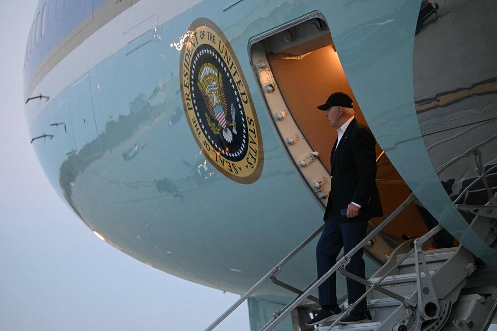 El presidente estadounidense Joe Biden se baja del Air Force One al llegar al Aeropuerto Internacional de Los Ángeles en Los Ángeles, California, el 15 de junio de 2024. Biden está en Los Ángeles para una recaudación de fondos de campaña.  Foto: AFP