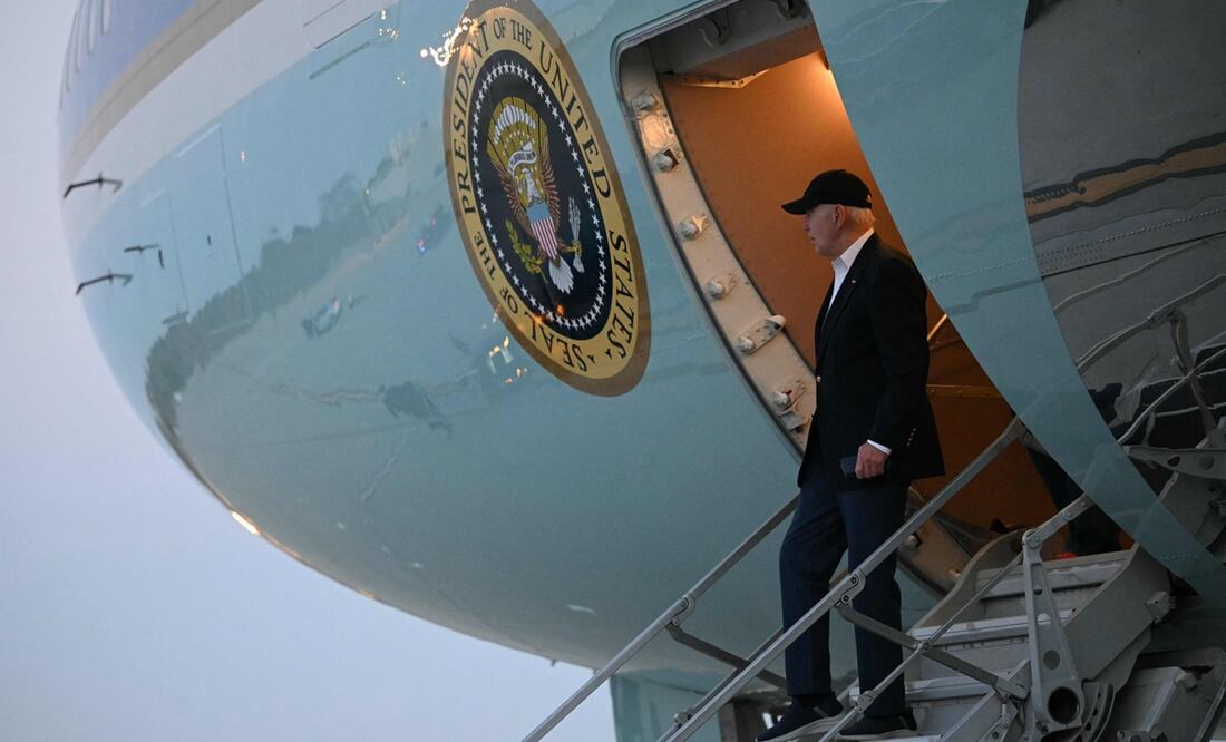 El presidente estadounidense Joe Biden se baja del Air Force One al llegar al Aeropuerto Internacional de Los Ángeles en Los Ángeles, California, el 15 de junio de 2024. Biden está en Los Ángeles para una recaudación de fondos de campaña. Foto: AFP