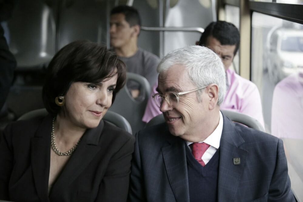 Patricia Mercado durante el trayecto en transporte público en el Día Mundial sin Auto. (Alejandra Leyva / EL UNIVERSAL)