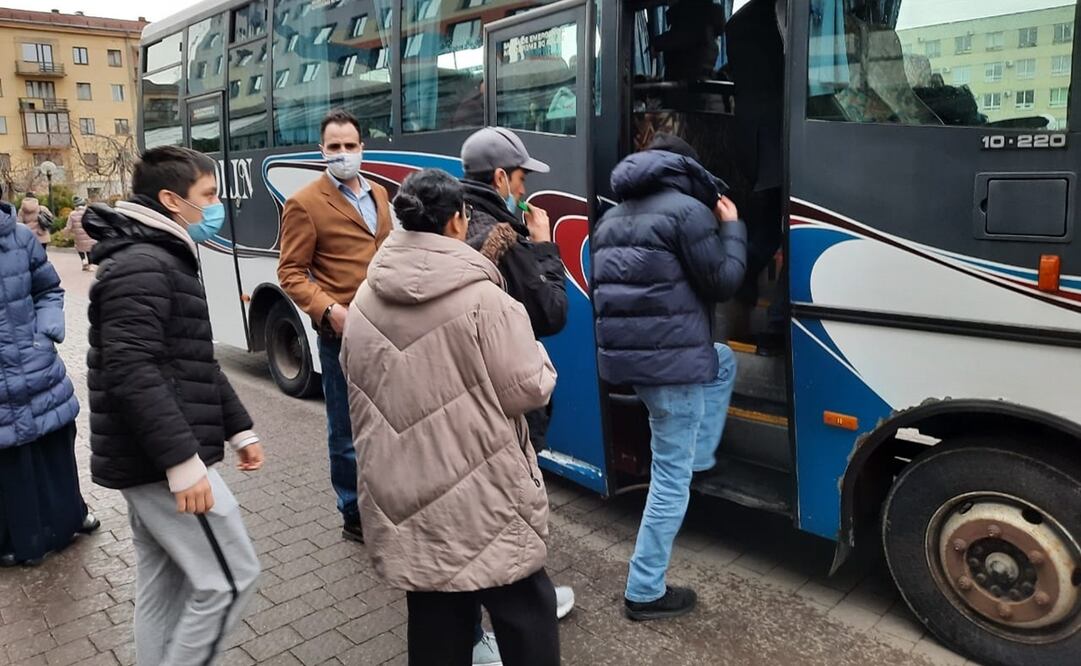 Mexicanos residentes en Ivano-Frankivsk abordando un autobús para ser trasladados a Rumanía. Foto: EFE