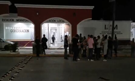 Huyen 27 migrantes durante motín en estación migratoria de Tabasco