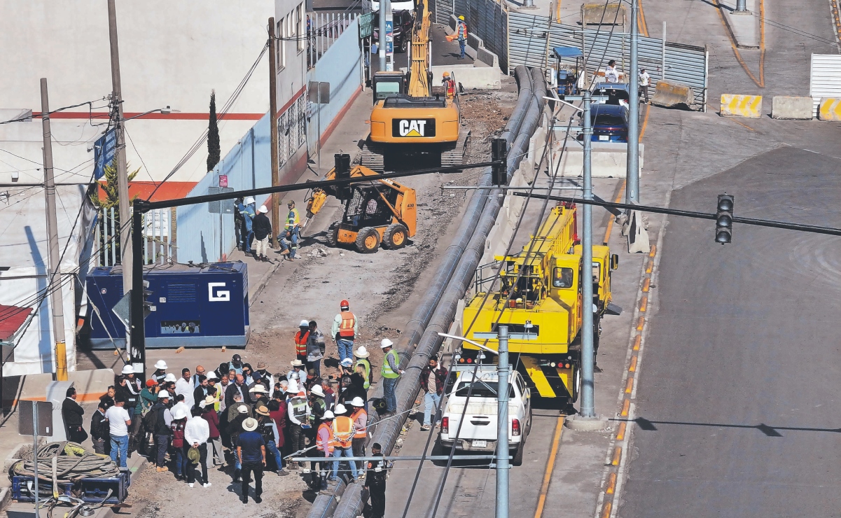 En las inmediaciones de la zona cero de Chalco, la Conagua realiza excavaciones para instalar tubería a cielo abierto y edifica microtúneles para introducir conductos de desagüe y evitar así inundaciones como las ocurridas el año pasado en el lugar. Foto Especial