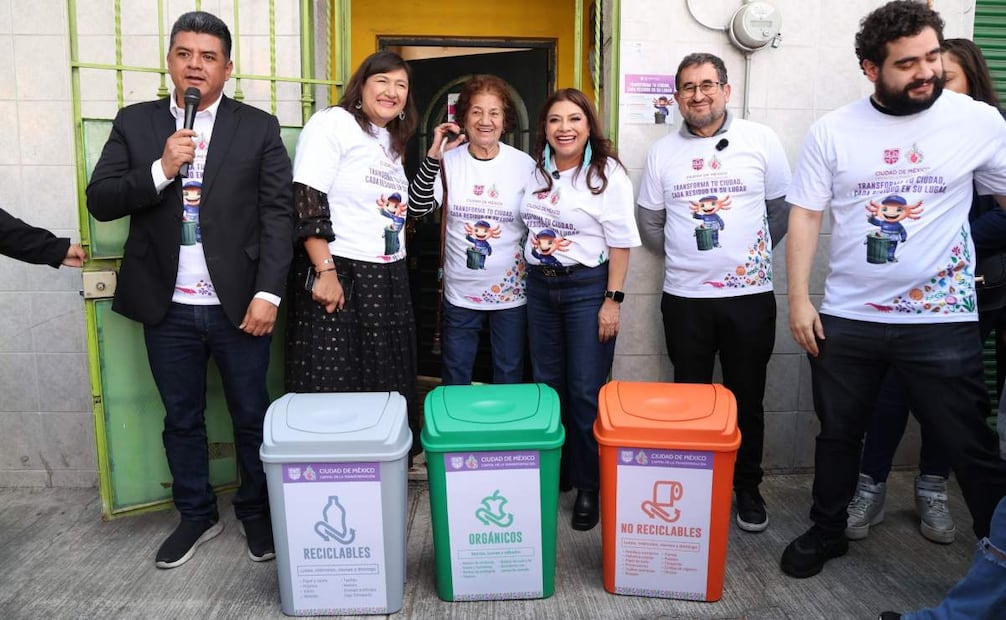 Brugada lleva a domicilios contenedores para separar residuos (29/12/2022). Foto: Especial