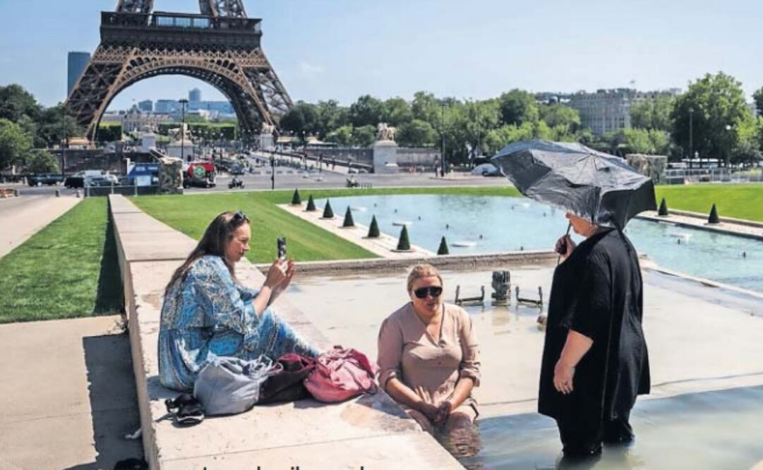 Turistas en la Fuente del Trocadero, frente a la Torre Eiffel en París, el 1 de julio pasado. Foto: de Dimitar DILKOFF. AFP