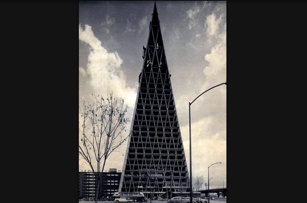 La construcción de la Torre Insignia de Tlatelolco alrededor de 1962. Obra de Mario Pani, este edificio fue inaugurado en 1964 y hoy continúa siendo un ícono del norte de la ciudad por su característica forma. A la derecha se alcanza a ver el Puente de Nonoalco, y del lado izquierdo, el edificio Guadalupe Victoria. Crédito imagen: DDF