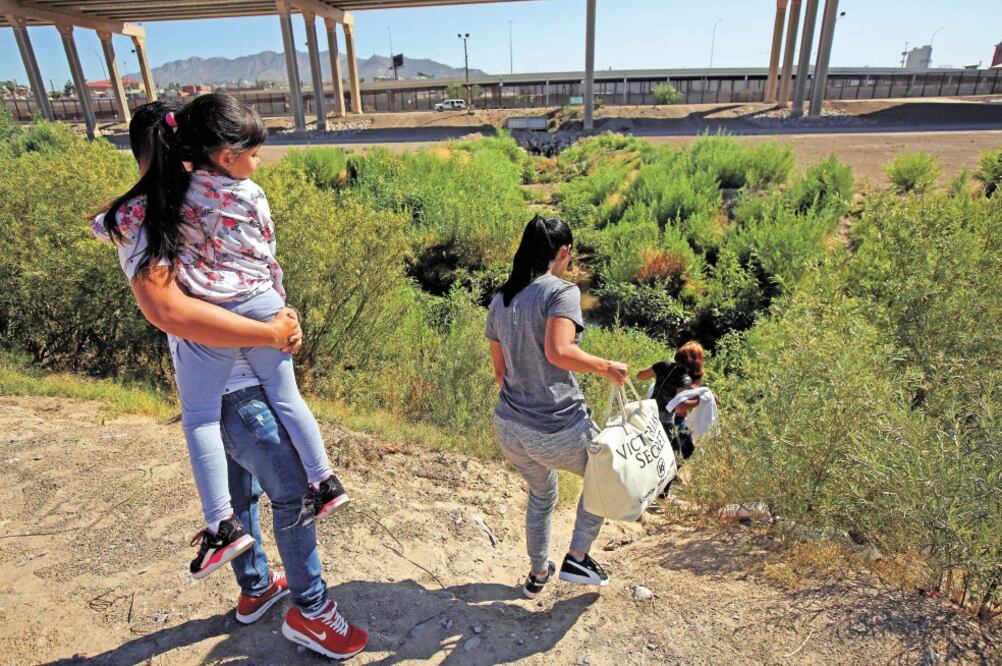 Indocumentados. Inmigrantes cubanos al cruzar rumbo a Estados Unidos, por el paso fronterizo de El Paso, Texas. Foto: JOSÉ LUIS GONZÁLEZ. REUTERS