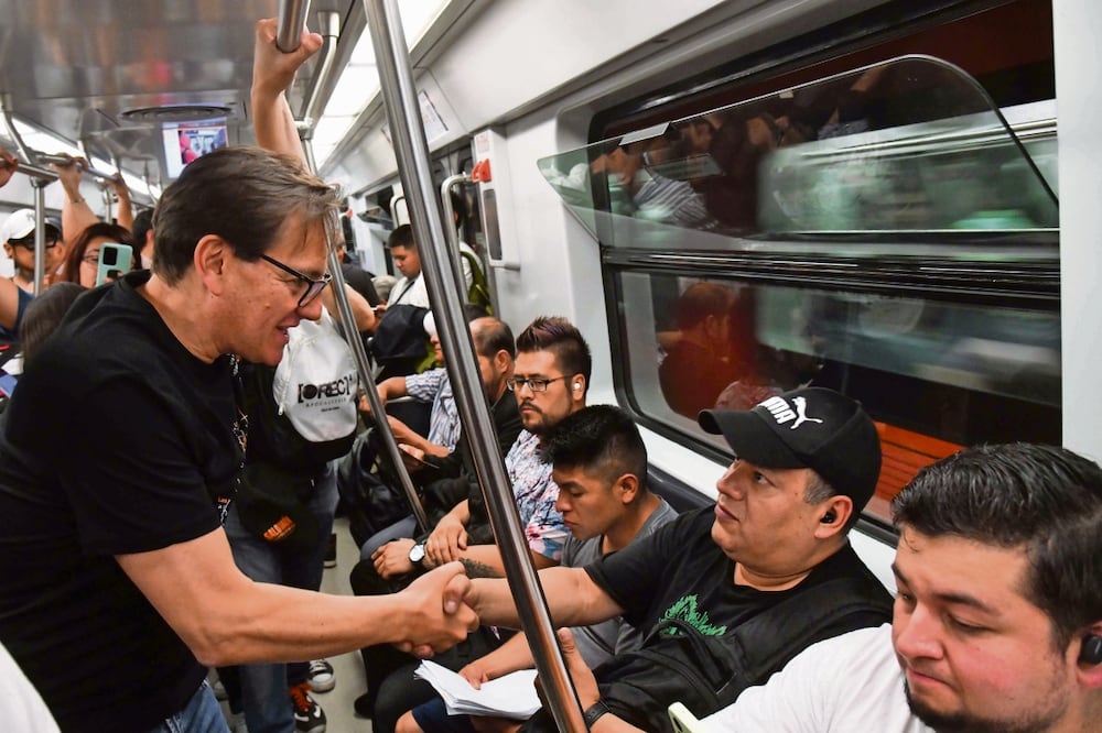Salomón Chertorivski recorrió la Línea 12 del Metro, y lamentó que a tres años del desplome de un vagón no se ha hecho justicia. Foto: de MARIO JASSO. CUARTOSCURO