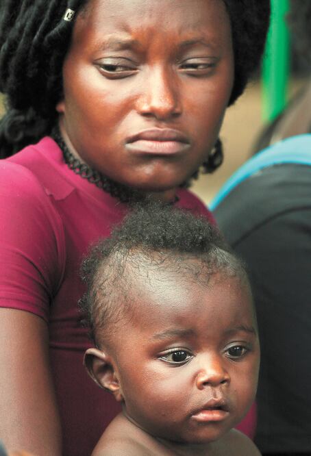 Espera . Una haitiana y su bebé en una estación migratoria en Tapachula, Chiapas. MARCO UGARTE. AP