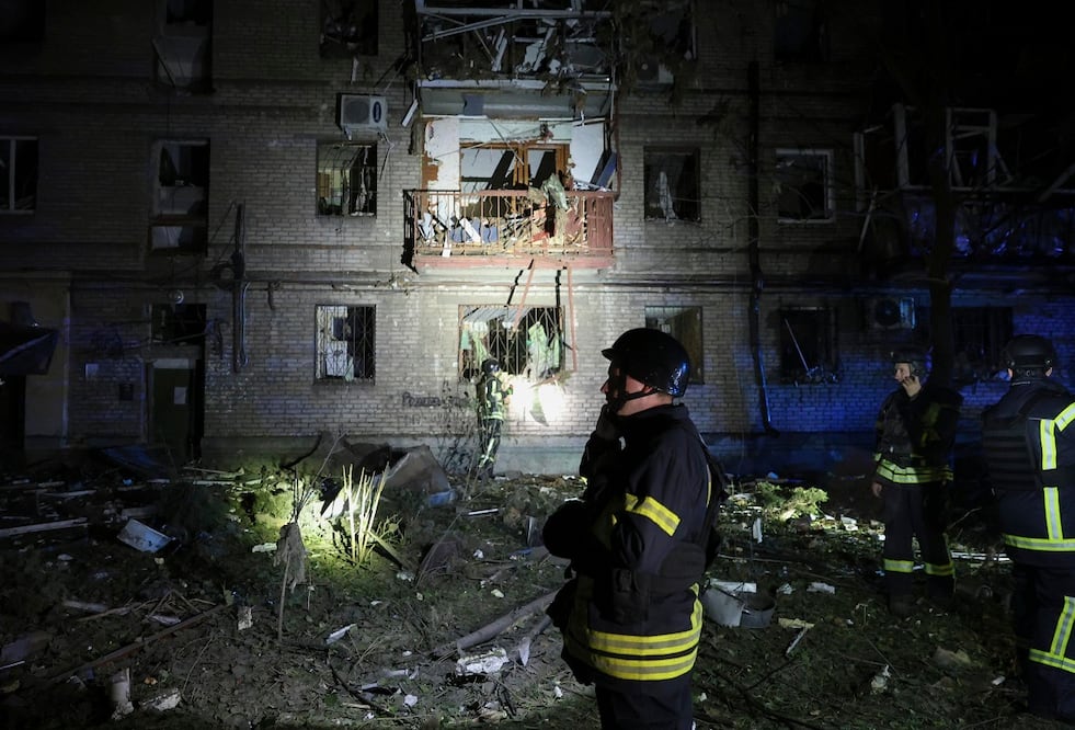 Rescatistas ucranianos trabajan en el lugar del bombardeo nocturno de un edificio residencial en Zaporizhzhia, Ucrania, 23 de septiembre de 2024, en medio de la invasión rusa en curso. Al menos 13 personas han resultado heridas. FOTO: EFE