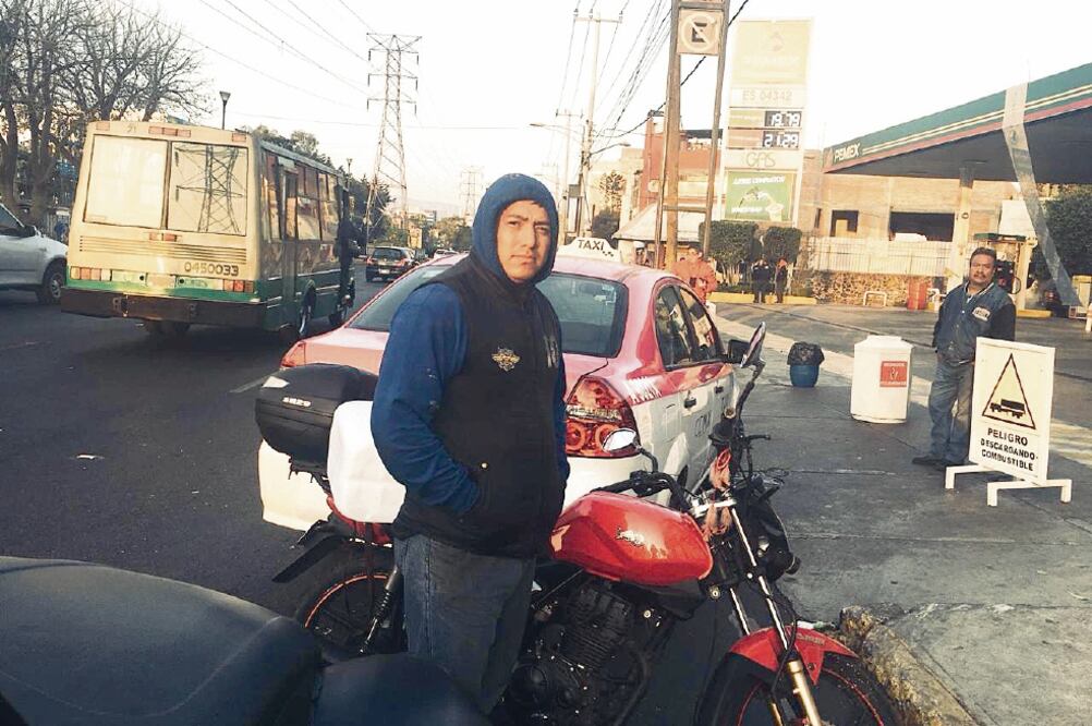 Para Anuar Infante, de 37 años, la gasolina es vital porque su automóvil es una herramienta primordial para el buen funcionamiento de su negocio. Foto: PEDRO VILLA Y CAÑA. EL UNIVERSAL