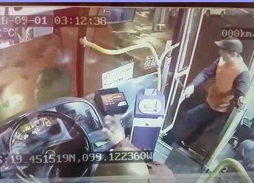 Cámaras captan robo en transporte público en menos de un minuto