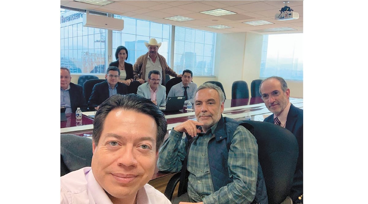 Campesinos regalan puente a diputados