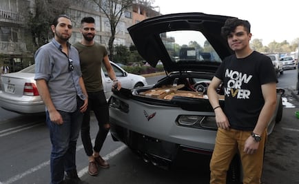 Chilenos esperan por gasolina para su Corvette e improvisan tarde de pizza