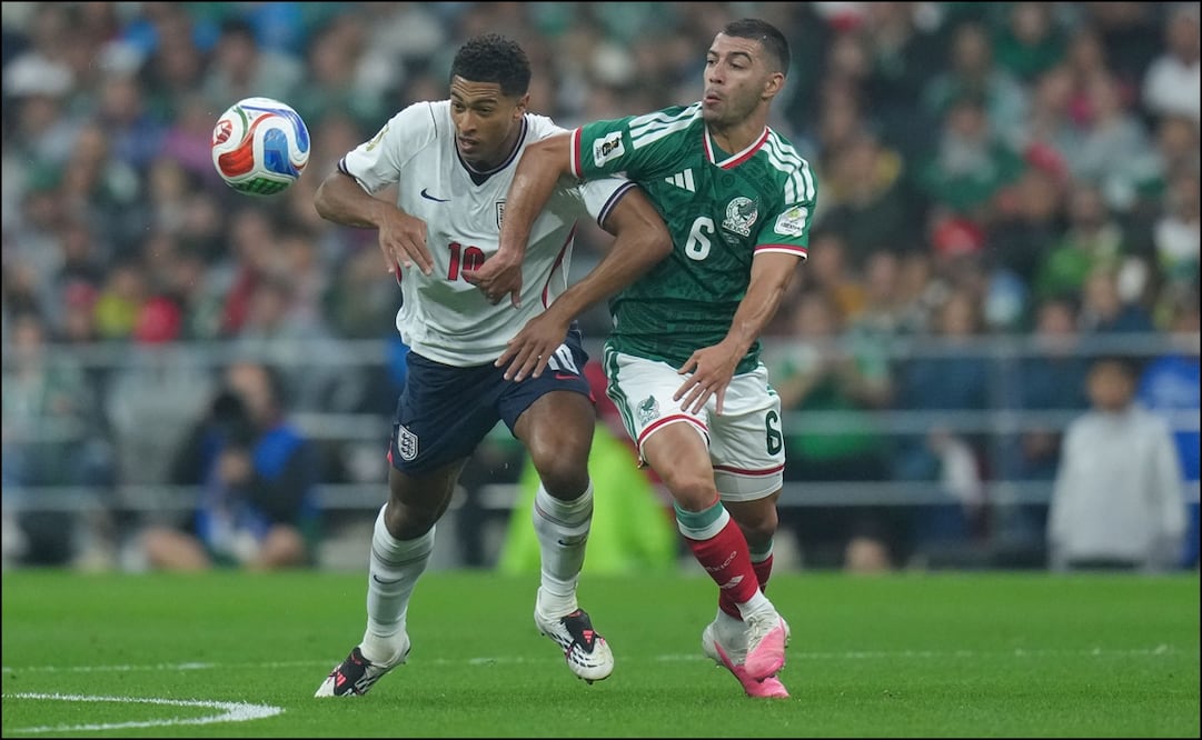 Erik Lira disputa el balón con Jude Bellingham en el duelo entre la Selección Mexicana e Inglaterra. FOTO: Imago7