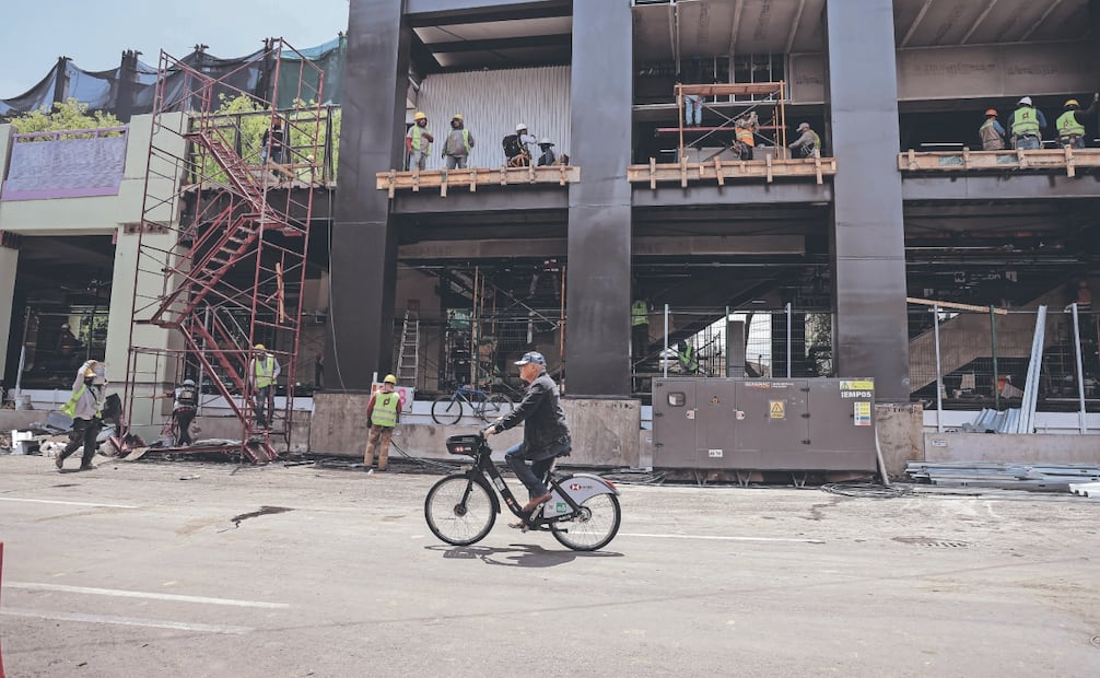 Las labores se concentran en las zonas de Tlaxcoaque, San Antonio Abad y Chabacano, donde los trabajadores aplican pintura en la estructura, colocan áreas verdes y preparan espacios para figuras con plantas. Foto: Gabriel Pano/ EL UNIVERSAL