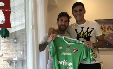 Lionel Messi posa con playera del Atlas