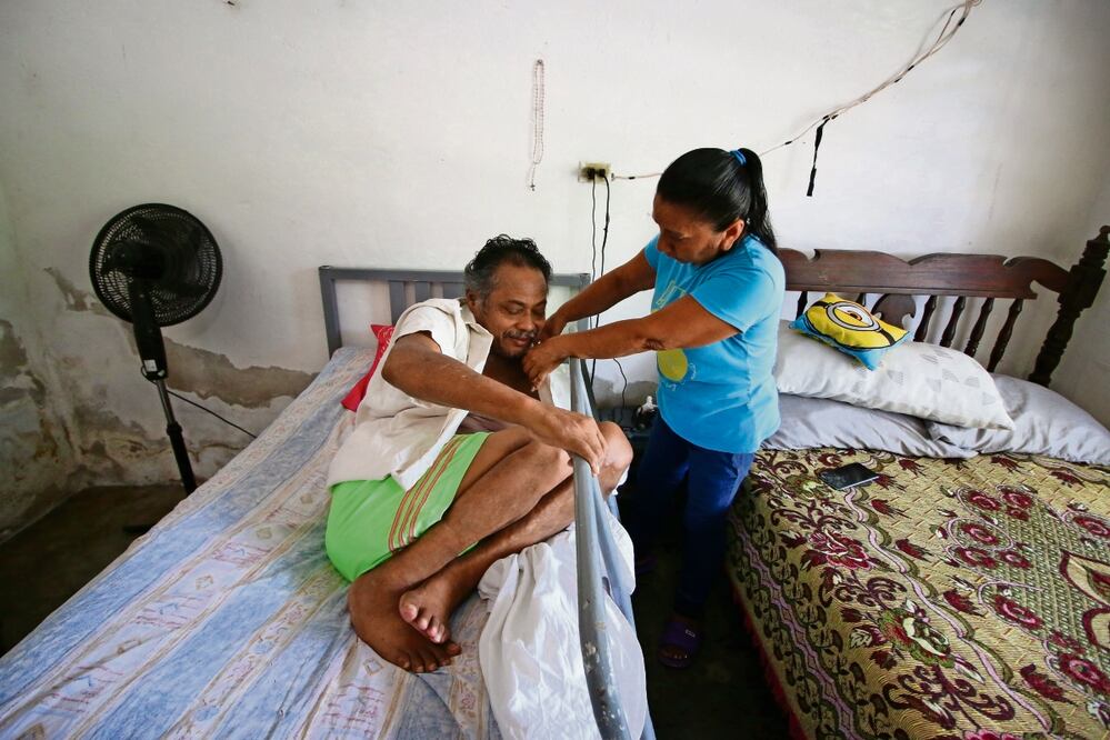 Don Rogelio se encuentra en su casa. El hombre de 1.70 metros de altura se redujo a menos de 90 centímetros y tiene que depender para todo de su esposa Nora. Foto: Luma López/ EL UNIVERSAL