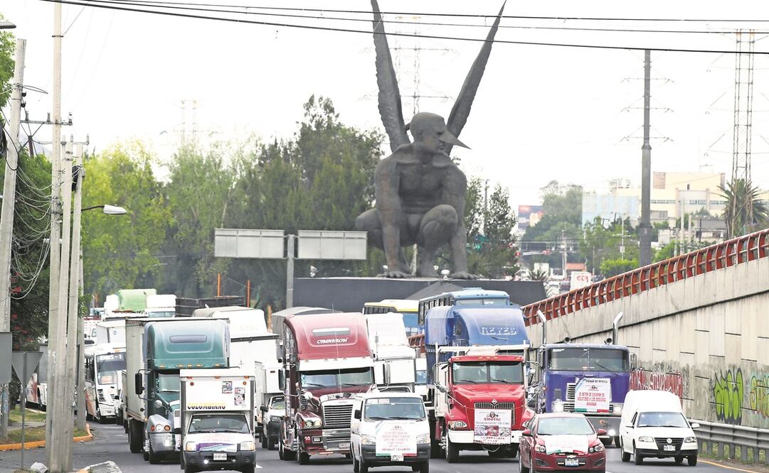 Transportistas avanzaron por la vía Morelos, en el municipio de Ecatepec, en el Estado de México, para exigir a las autoridades tarifas oficiales para el transporte, reducción del precio del combustible y no más impuestos para el sector. Foto: Valente
