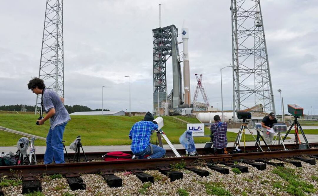 Cohete Atlas V luce listo para un segundo intento de lanzamiento en el complejo 41. Foto AP/John Raoux