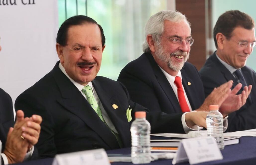 El Licenciado Juan Francisco Ealy Ortiz, Presidente Ejecutivo y del Consejo de Administración de EL UNIVERSAL, acompañado por el rector de la UNAM, Enrique Graue Wiechers. Foto: Lucía Godínez/EL UNIVERSAL