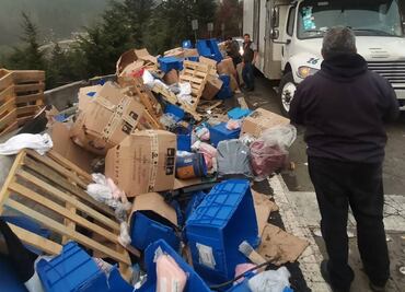 Volcadura de tráiler en la México-Toluca desata rapiña de ropa