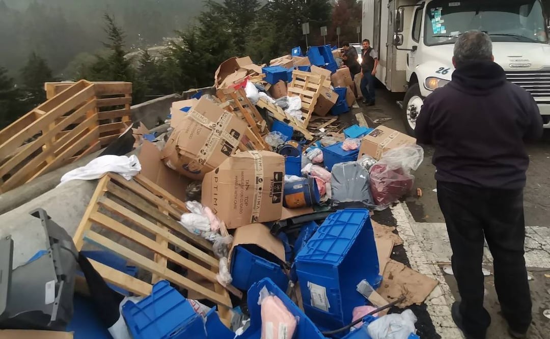 Foto: @JesusLopez_08/ El Universal/ Tras la volcadura del vehículo los pobladores lo saquearon