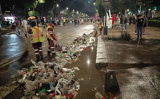 Tras festejos por triunfo de México, retiran 40 toneladas de basura en el Zócalo y el Ángel; atienden jardineras y áreas verdes
