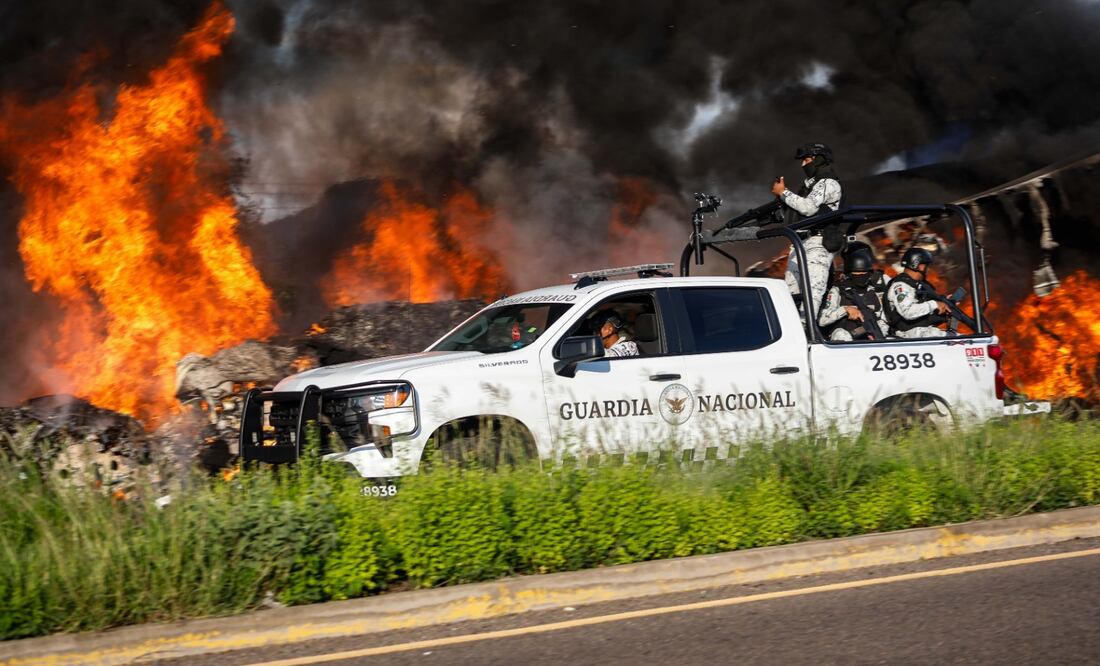 En diversos puntos de la entidad se registraron bloqueos con automóviles incendiados, luego de los enfrentamientos, que se dieron entre integrantes del Cártel de Sinaloa y la Fuerzas Armadas por la presunta captura de Iván Archivaldo Guzmán Salazar líder de la facción conocida como “Los Chapitos” del Cártel de Sinaloa, detención que recientemente fue negada por la Secretaría de la Defensa Nacional (Sedena). FOTO: JOSÉ BETANZOS/CUARTOSCURO.COM