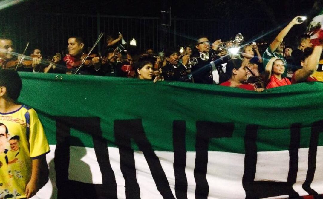 Los aficionados le cantaron a la Selección. Foto: Édgar Luna