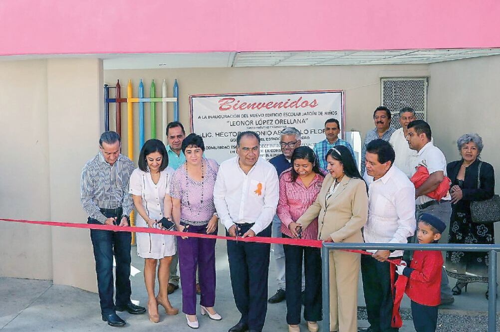 Las guerrerenses entregaron ayer un reconocimiento a la presidenta del DIF-Guerrero, Mercedes Calvo de Astudillo