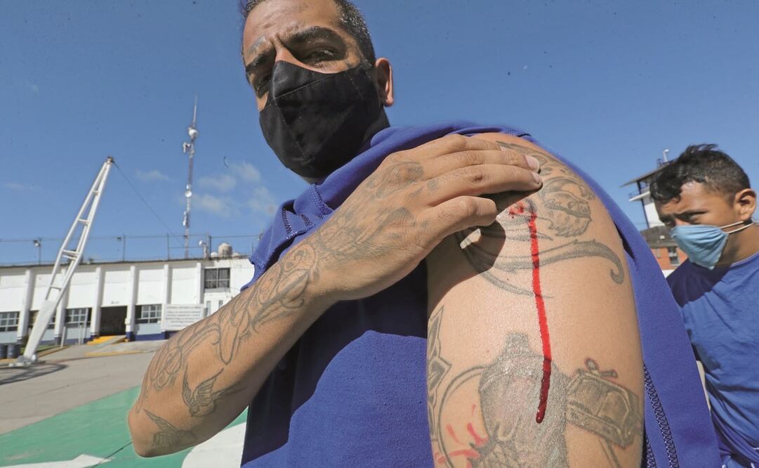 Después de recibir la primera dosis del biológico de AstraZeneca, internos de Barrientos dijeron sentirse más seguros ante contagios. Foto: Jorge Alvarado. EL UNIVERSAL