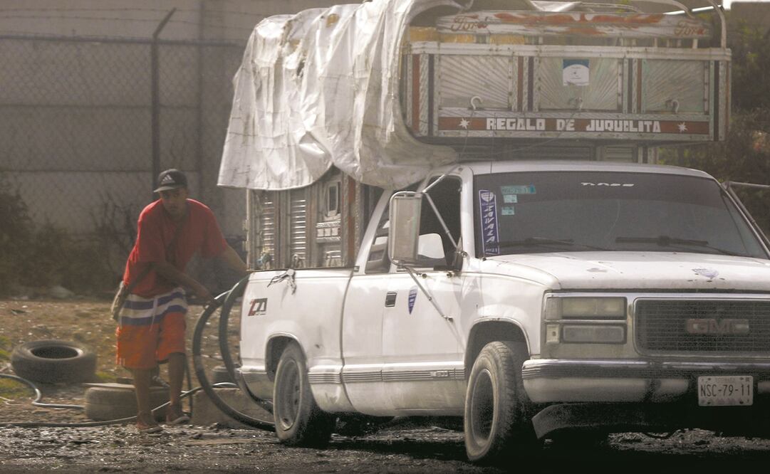 A plena luz del día se ve el paso de vehículos con bidones que llenan en minutos para después venderla a los vecinos de la misma zona; en momentos hay hasta tres unidades esperando su turno para robar el agua.