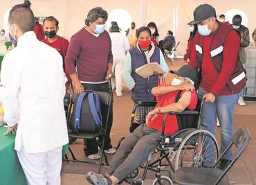 Jóvenes pagan faltas en centro de vacunación