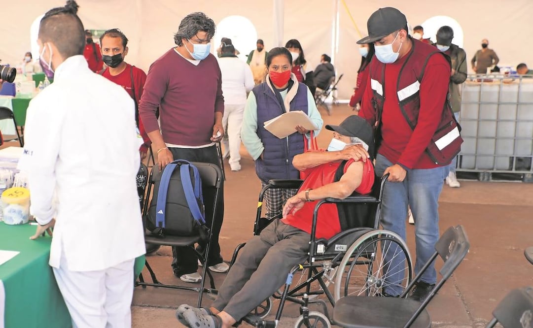 Aldo apoya trasladando en sillas de ruedas a personas que así lo requieren para vacunarse contra el Covid-19. Fue sancionado por reñir e insultarse con policías al impedir una revisión que considera ilegal. Foto: Juan Boites/ EL UNIVERSAL.