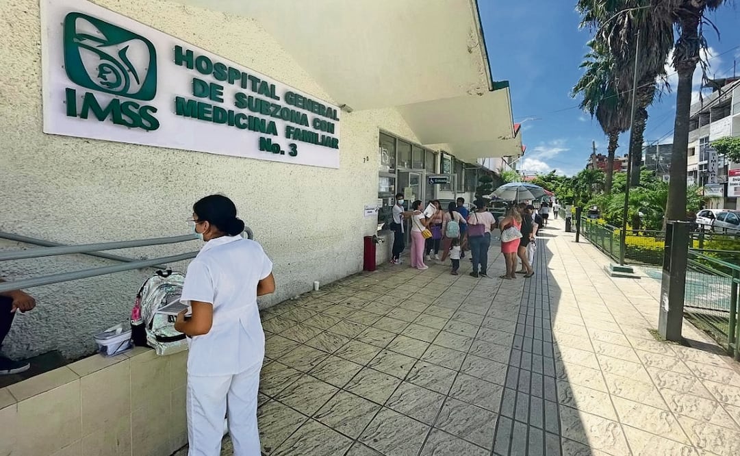 Debido a la falta de espacios en hospitales del sector salud y de medicamentos, muchos de los contagiados se atienden en consultorios y clínicas privadas. Foto: Arturo de Dios Palma | El Universal