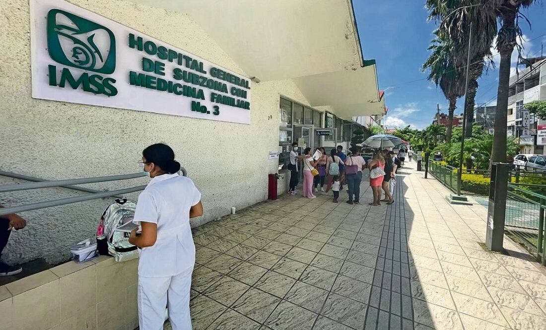Debido a la falta de espacios en hospitales del sector salud y de medicamentos, muchos de los contagiados se atienden en consultorios y clínicas privadas. Foto: Arturo de Dios Palma | El Universal