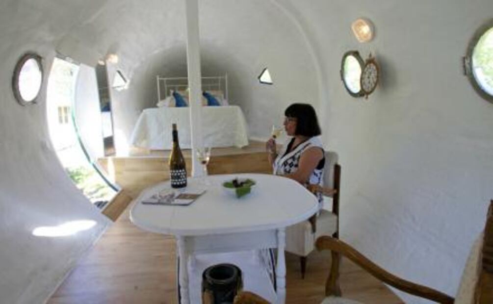 En este hotel ya puedes dormir en una botella de vino gigante