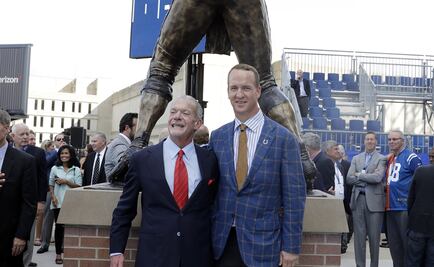 Develan estatua de Manning en Indianápolis