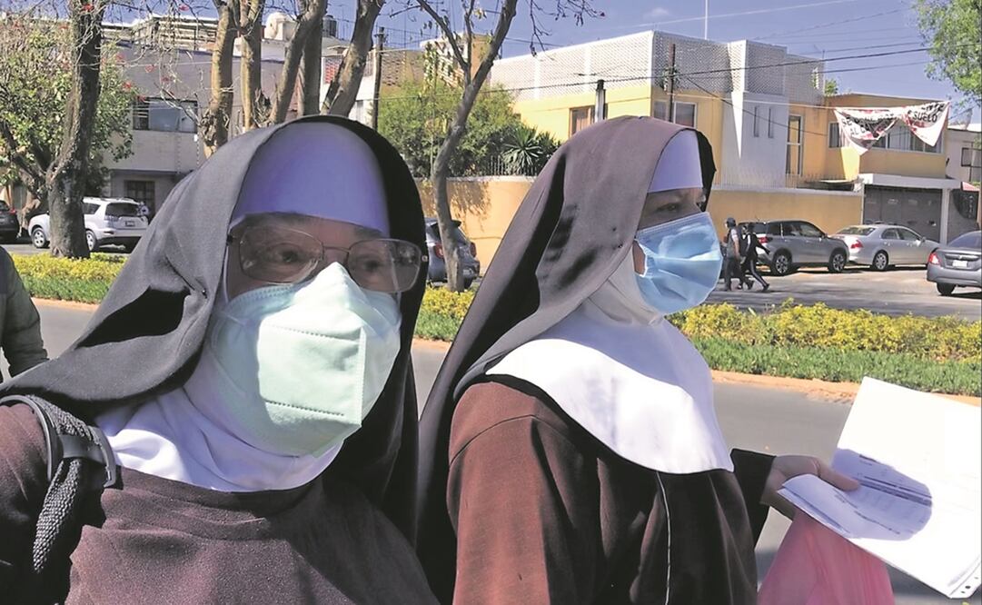 Antonia, religiosa de la congregación Clarisas Capuchinas de Satélite, junto a varias de sus hermanas, acudieron al Naucalli a vacunarse; cuentan que en su convento la madre superiora falleció por Covid-19. Foto: Rebeca Jiménez. EL UNIVERSAL